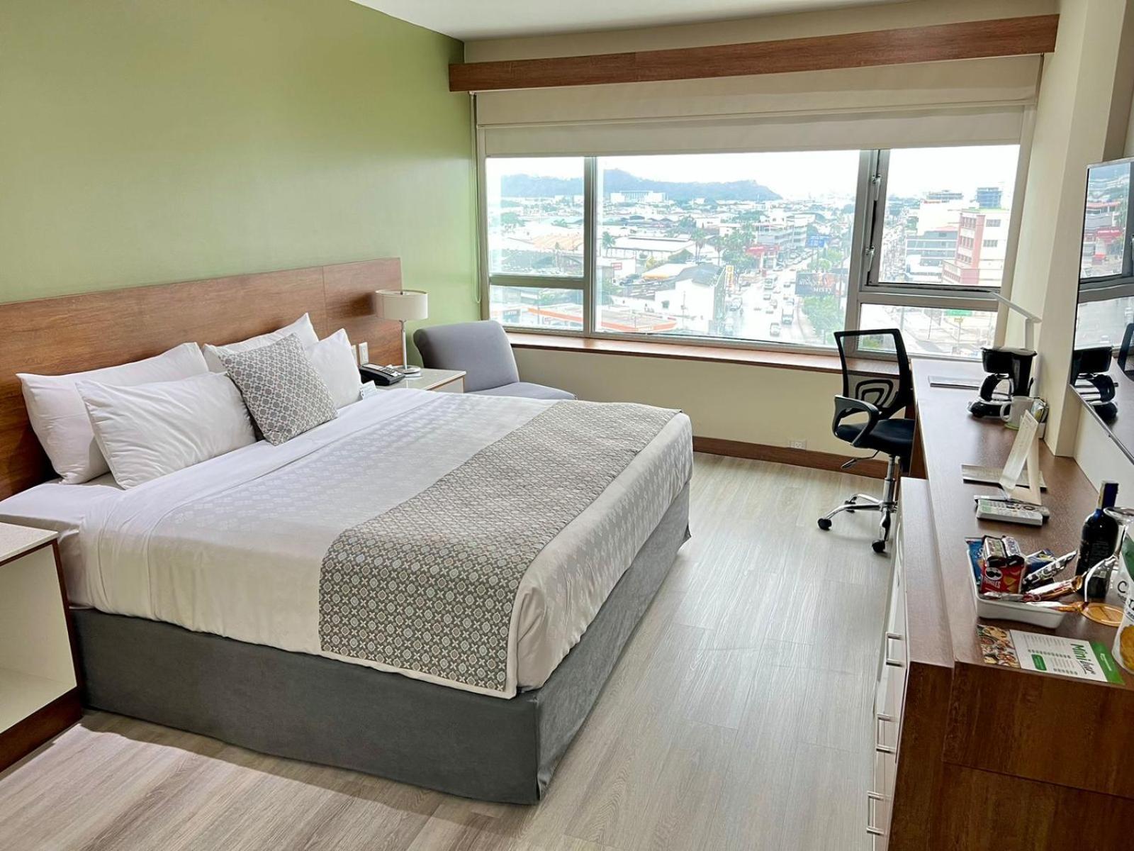 Wyndham Garden Guayaquil Hotel Exterior photo
